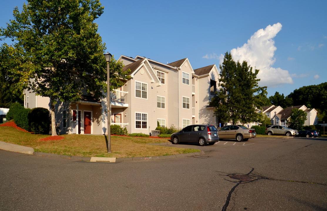 Griswold Hills in Newington, CT - Foto de edificio