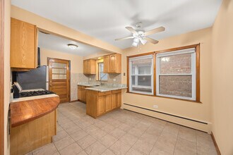 5748 W Montrose Ave in Chicago, IL - Building Photo - Building Photo