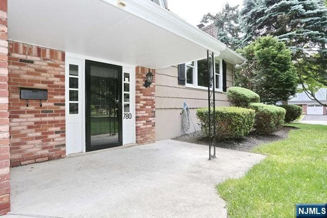 780 Flint Pl in Paramus, NJ - Building Photo - Building Photo