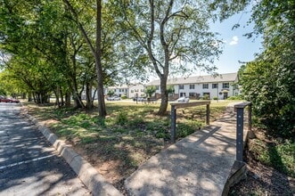 Smoky Crossing Apartment Homes in Seymour, TN - Foto de edificio - Building Photo