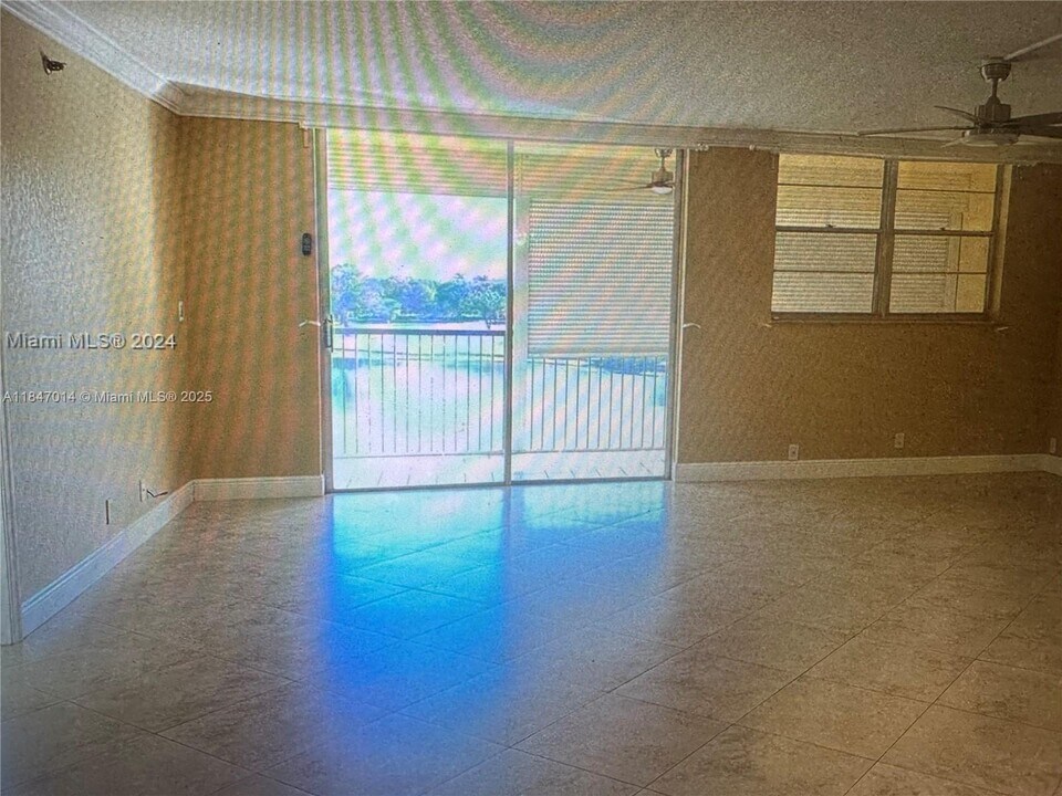 3100 W Rolling Hills Cir in Davie, FL - Building Photo