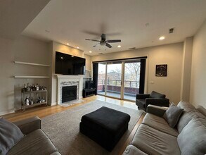 2402 W McLean Ave in Chicago, IL - Building Photo - Building Photo