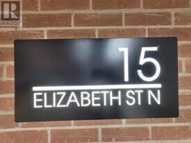 15 Elizabeth St N in Mississauga, ON - Building Photo