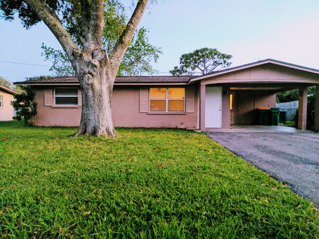 8283 Pelican Rd in Englewood, FL - Building Photo - Building Photo
