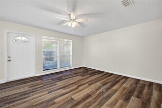 3271 Royal Canadian Trace in Ft. Myers, FL - Foto de edificio - Building Photo