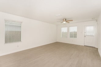 201 Sycamore Pl, Unit 2x2THReno in Wilmer, TX - Building Photo - Building Photo