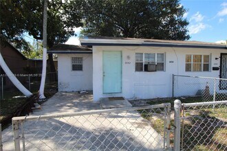8050 NW 11th Ct in Miami, FL - Building Photo - Building Photo
