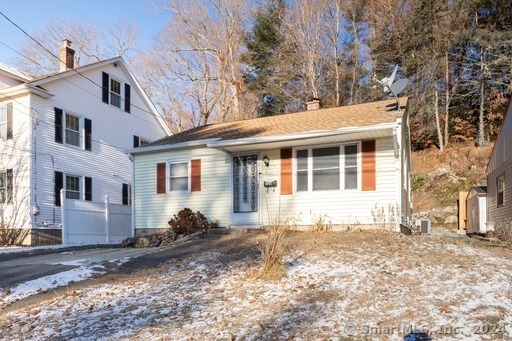 322 New Litchfield St in Torrington, CT - Building Photo