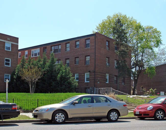 1621 Massachusetts Ave SE in Washington, DC - Foto de edificio - Building Photo