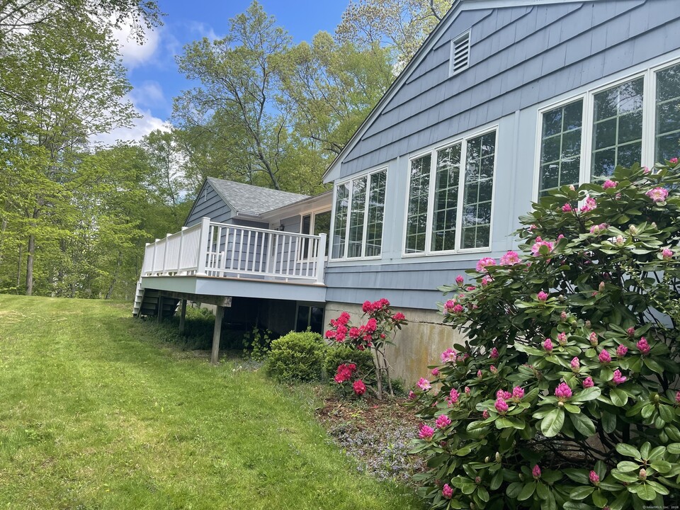 85 Valley Rd in North Branford, CT - Building Photo
