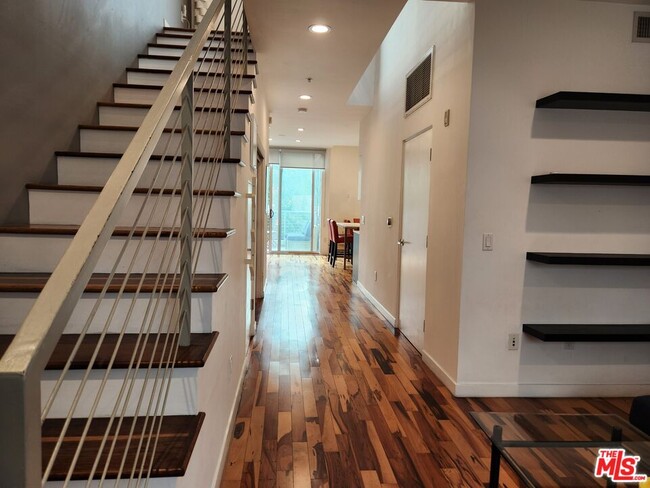 6683 Franklin Ave in Los Angeles, CA - Building Photo - Building Photo