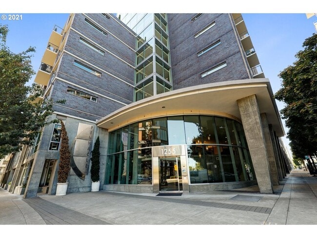 1255 NW 9th Ave, Unit Pinnacle Condo in Portland, OR - Building Photo - Building Photo