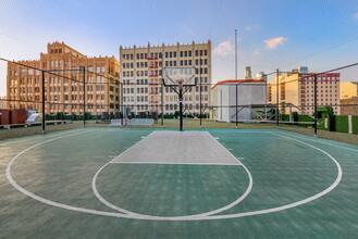 Santee Court in Los Angeles, CA - Foto de edificio - Building Photo