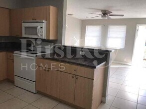 4951 SW 16th St in Fort Lauderdale, FL - Foto de edificio - Building Photo