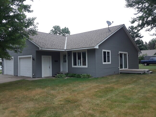 704 S Starr Ave in New Richmond, WI - Building Photo - Building Photo