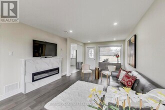 36 Rideout St in Ajax, ON - Building Photo - Building Photo