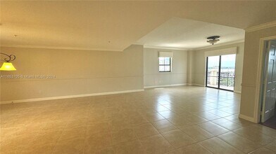 8395 SW 73rd Ave, Unit 910 in Miami, FL - Foto de edificio - Building Photo