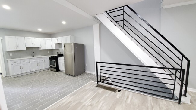 property at 1918 E Lippincott St