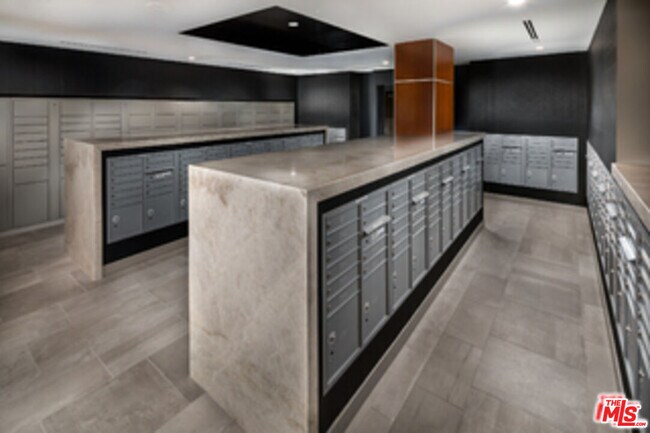 687 S Hobart Blvd in Los Angeles, CA - Building Photo - Building Photo