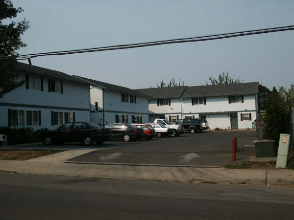 1003 Ferry St in Dayton, OR - Foto de edificio