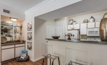10500 Fountain Lake Dr in Stafford, TX - Building Photo - Building Photo