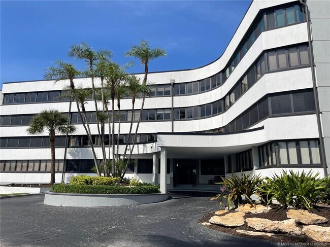 1357 NE Ocean Blvd in Stuart, FL - Building Photo - Building Photo
