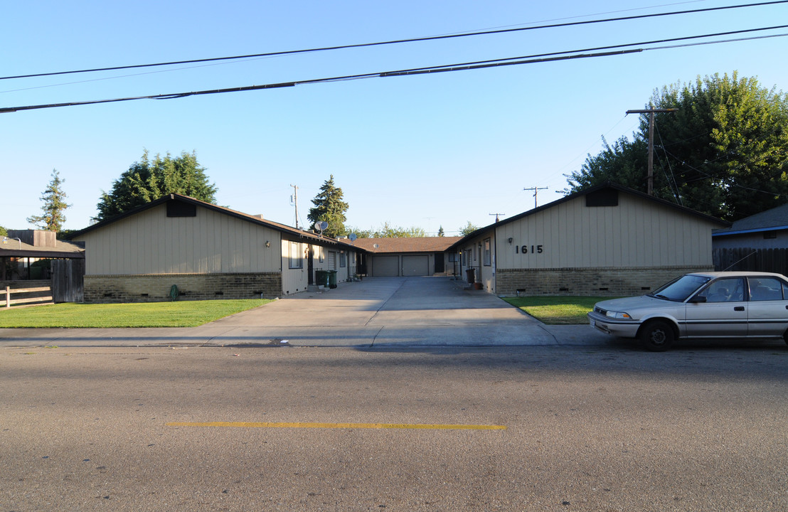 1615 W Lockeford St in Lodi, CA - Building Photo