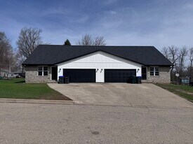 627 E Pine St in New London, WI - Building Photo