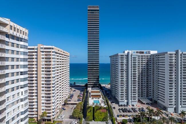 2000 S Ocean Blvd in Hallandale Beach, FL - Building Photo - Building Photo