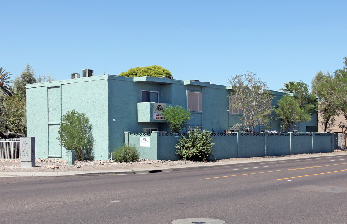 Monte Vista Manor in Phoenix, AZ - Building Photo