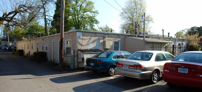 354 E 14th Ave in Eugene, OR - Foto de edificio - Building Photo