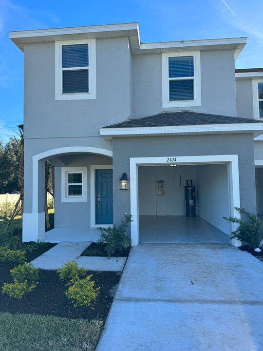 2474 Paravane Wy in Wesley Chapel, FL - Foto de edificio