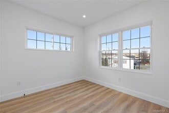9 Lagrange Ave in Arlington, NY - Building Photo - Building Photo