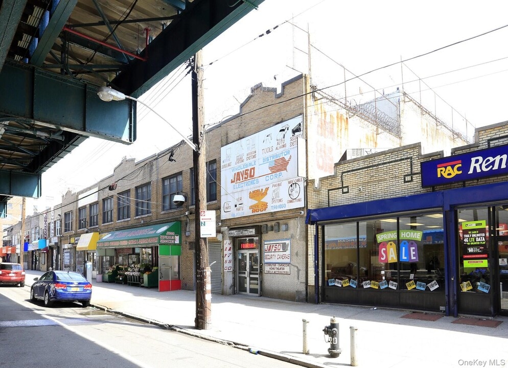 3212 White Plains Rd in Bronx, NY - Building Photo