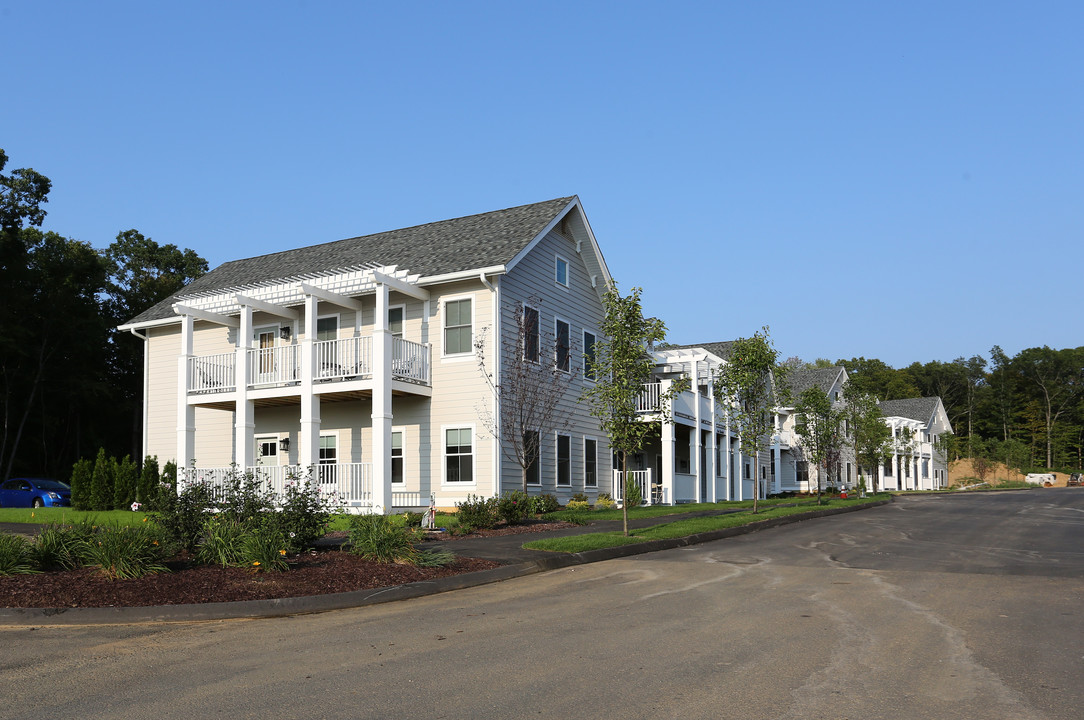 140 E High St in East Hampton, CT - Building Photo