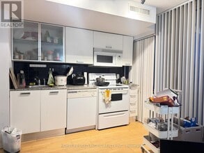 38 Grenville St in Toronto, ON - Building Photo - Building Photo