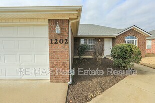 1202 SW Cabriolet St in Bentonville, AR - Building Photo