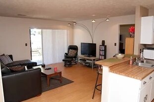 22 Woodland Hills Dr, Unit 1 in Southgate, KY - Building Photo