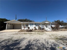 200 Peggs Pl in Canyon Lake, TX - Building Photo