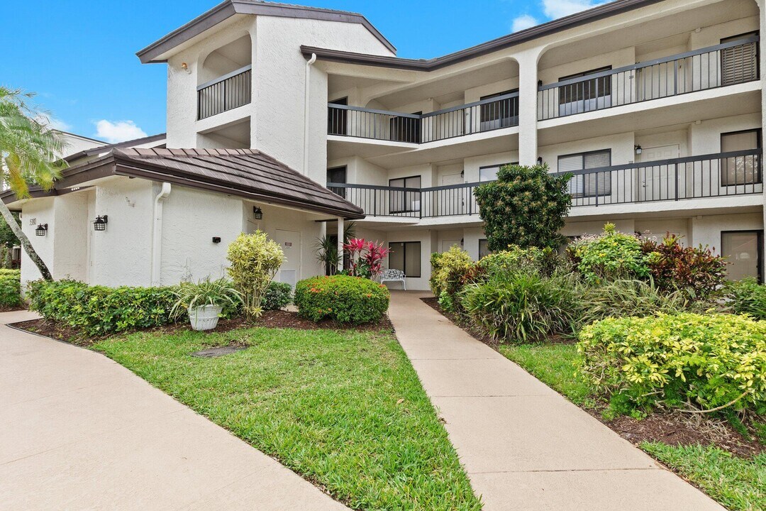 5380 Cedar Lake Dr in Boynton Beach, FL - Building Photo