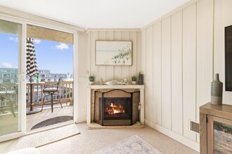 999 N Pacific St in Oceanside, CA - Foto de edificio - Building Photo