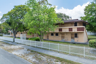 Jollivette Plaza in Miami, FL - Building Photo - Building Photo