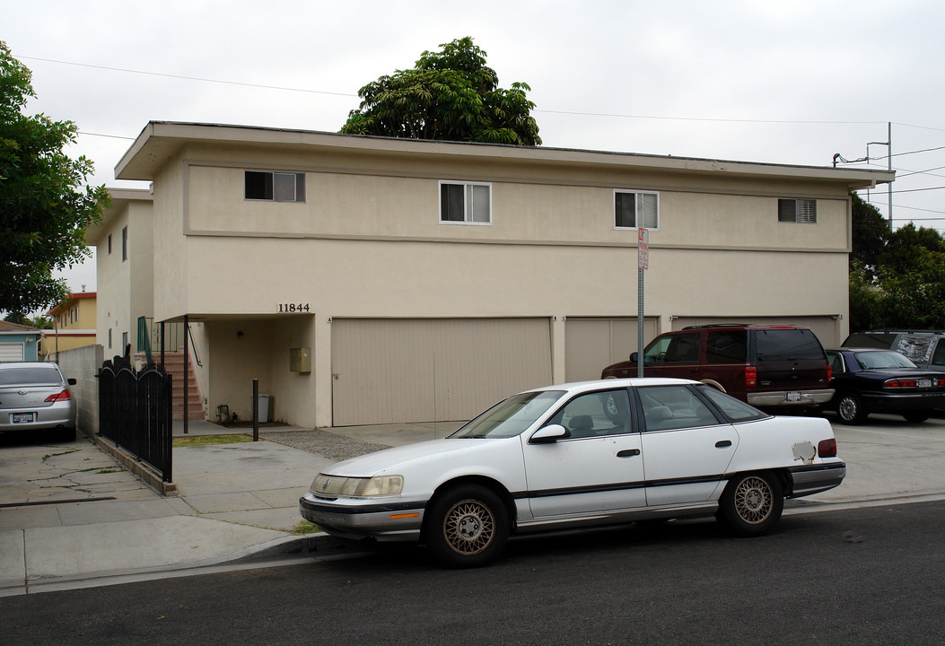 11844 Gale Ave in Hawthorne, CA - Building Photo