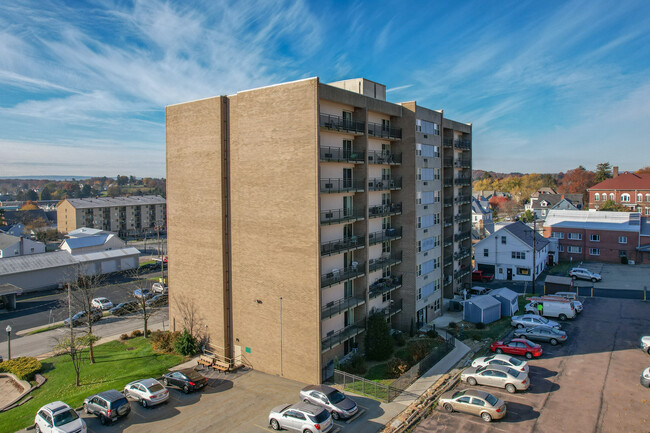 Somerset Towers in Somerset, PA - Building Photo - Building Photo