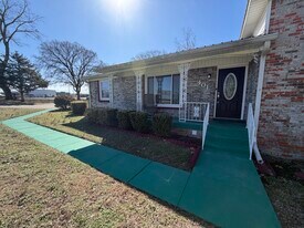 401 Old Hopkinsville Hwy in Clarksville, TN - Building Photo