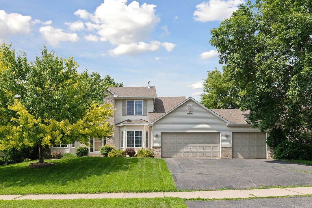 2394 Manuela Dr in Chaska, MN - Foto de edificio