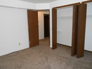 1007 13th Ave W, Unit 4 in Williston, ND - Building Photo - Building Photo