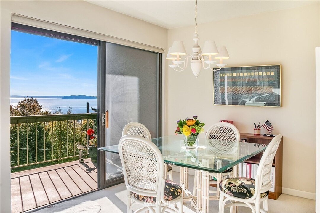 654 W Olympic Pl in Seattle, WA - Building Photo