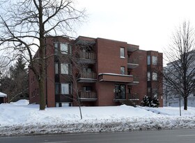 401 Erb St W in Waterloo, ON - Building Photo