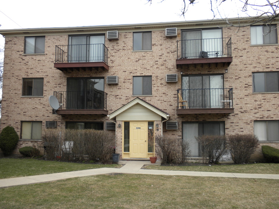 Hamilton Court Apartments in Des Plaines, IL - Building Photo